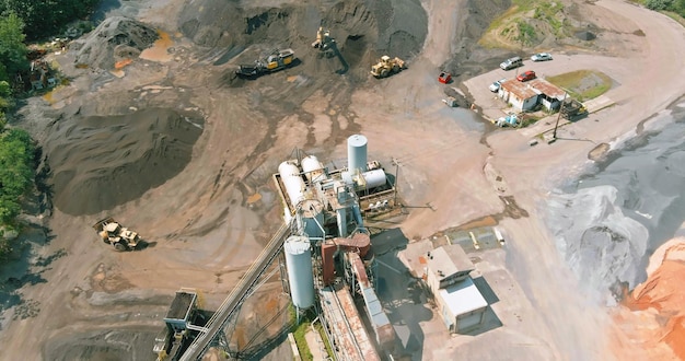 Vue aérienne de l'usine de mortier de mélange de béton d'asphalte les machines d'équipement lourd