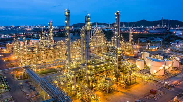 Vue Aérienne Usine Pétrochimique Et Fond D'usine De Raffinerie De Pétrole Dans La Nuit, Usine D'usine De Raffinage De Pétrole Pétrochimique Dans La Nuit.