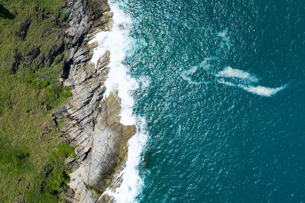 Vue aérienne Vague de bord de mer de haut en bas s'écrasant sur le bord de mer Belle surface de la mer turquoise en journée ensoleillée Fond d'été de beau temps Vue de dessus de paysage marin incroyable.