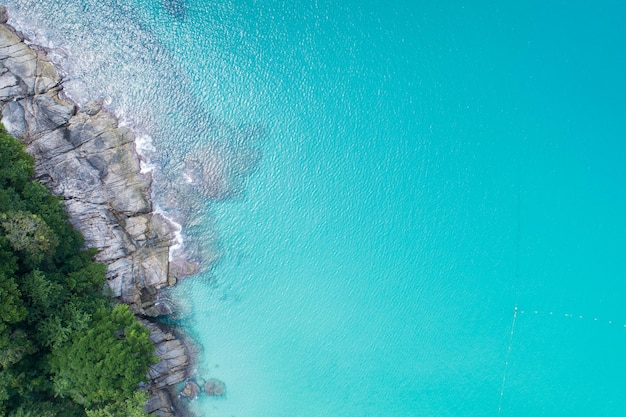 Vue aérienne Vague de bord de mer de haut en bas se brisant sur le bord de mer Belle surface de la mer turquoise en journée ensoleillée Fond d'été de beau temps