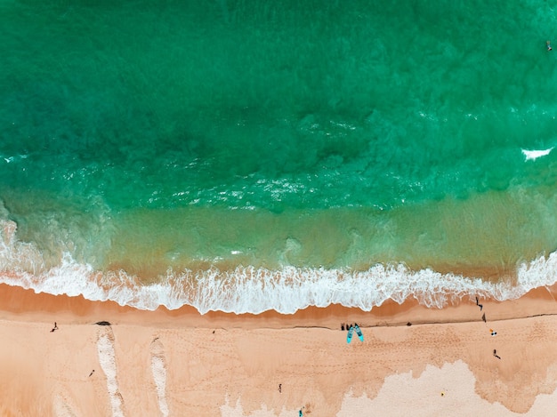 Vue aérienne des vagues déferlantes de la mer Vagues écumantes blanches sur le sable de la plage Vue de dessus vue sur le paysage marin de la plage