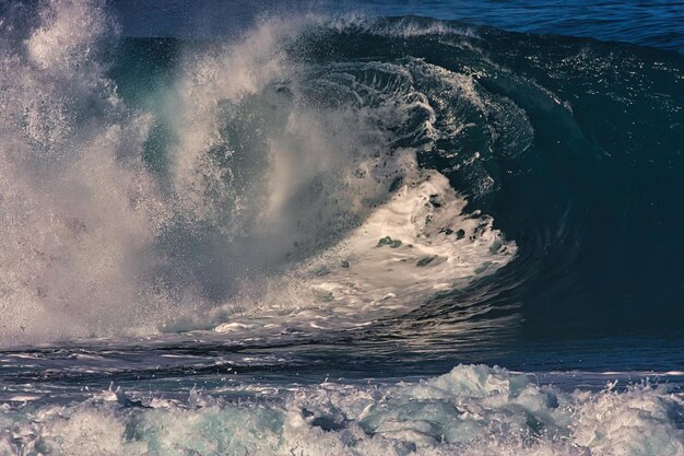 Vue aérienne des vagues marines