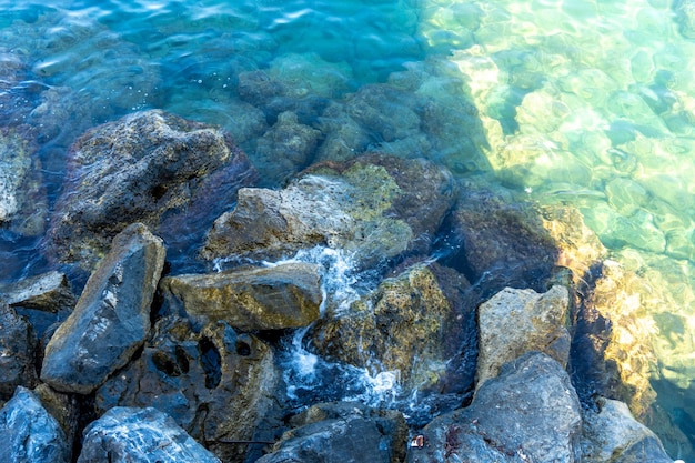 Vue aérienne des vagues de la mer et de la côte fantastique