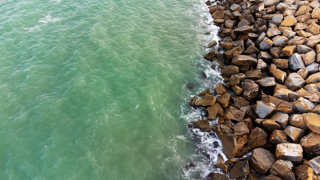 Vue aérienne des vagues de la mer et de la côte rocheuse à Torrevieja Espagne