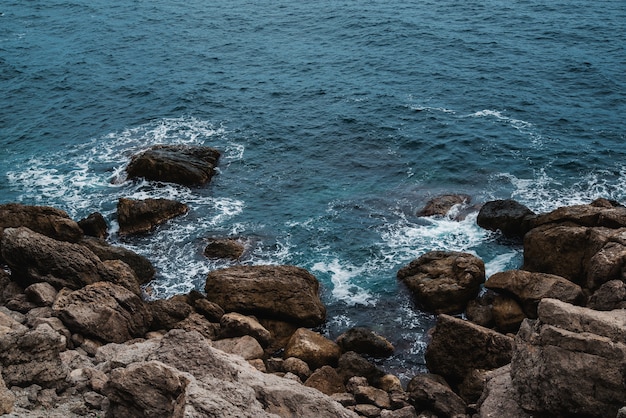 Vue aérienne des vagues de la mer et de la côte rocheuse