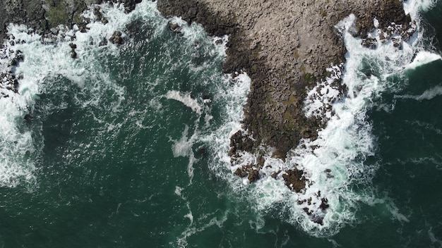 Vue aérienne des vagues de la mer et des falaises fantastiques côte rocheuse Tyulenovo Bulgarie