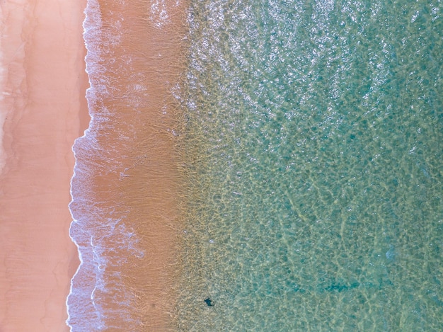Vue aérienne des vagues de mer sur le sable de la plageVue aérienne des vagues blanches sur le sable de la plageVue aérienne de la surface de la plage Nature de la plage de sable de plage