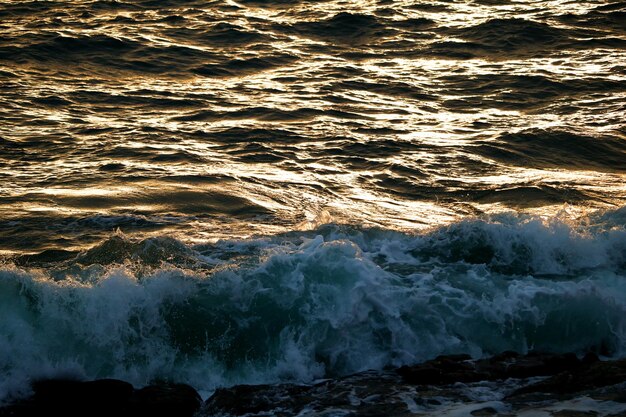 Photo vue aérienne des vagues de mer se précipitant vers le rivage