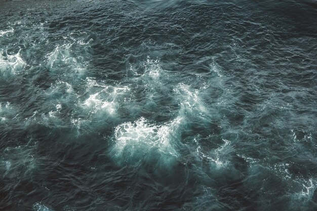 Vue aérienne des vagues de l'océan. Fond d'eau bleue.