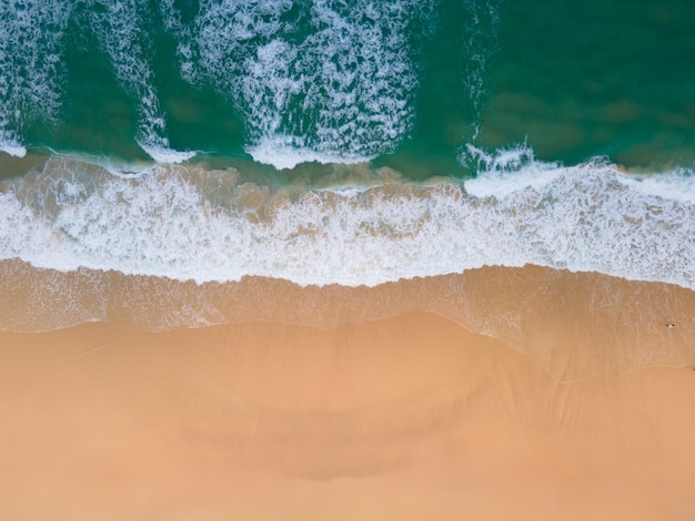 Vue aérienne des vagues de l'océan sur le grand rivage