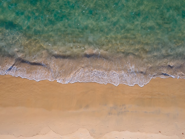 Vue aérienne des vagues de l'océan sur le grand rivage