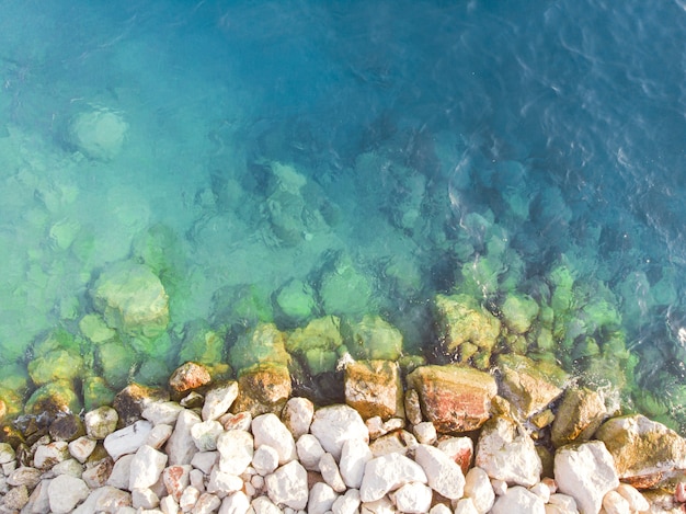 Vue aérienne des vagues sur une plage de rochers blancs dans la ville de Podgora Makarska rivera Croatie