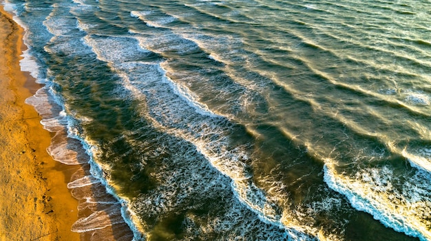 Vue aérienne des vagues sur la plage de sable. Vagues de la mer sur le drone vue aérienne de la belle plage.