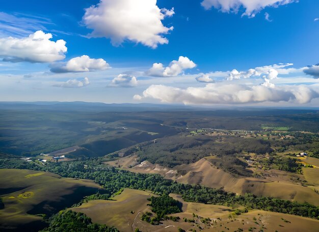 Vue aérienne d'une vallée avec un beau ciel bleu et des nuages