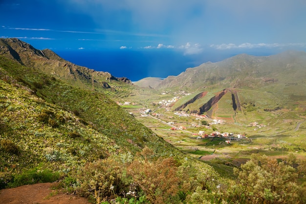 Vue aérienne de la vallée d'El Palmar dans la chaîne de montagnes Teno, Tenerife, Canaries