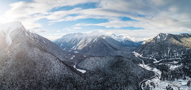 Vue aérienne sur la vallée de la montagne en hiver