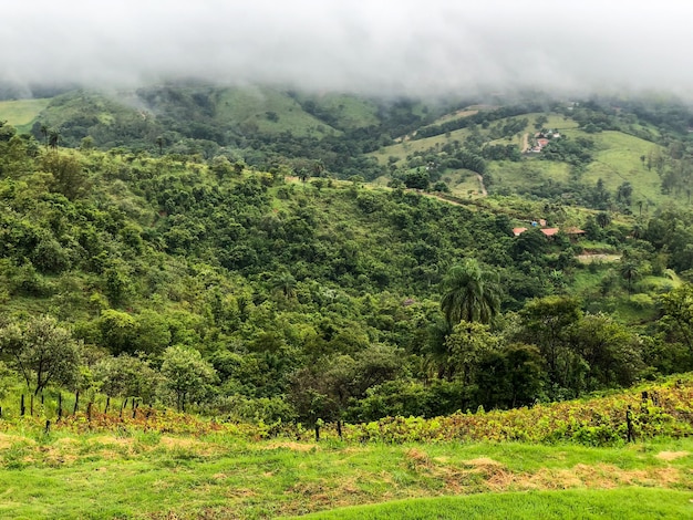 Vue aérienne de la vallée de Monte Alegre do Sul dans l'état de Sao Paulo au Brésil