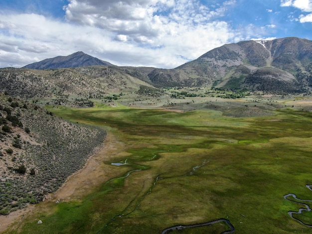 Vue aérienne de la vallée verte avec petite rivière courbe à Aspen Springs Mono County California USA