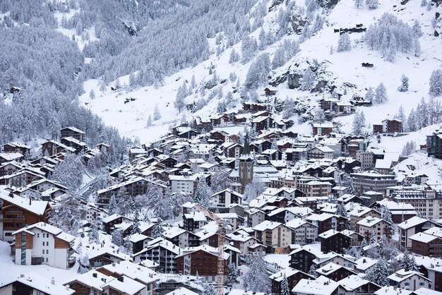 vue aérienne sur la vallée de Zermatt et le sommet du Cervin au crépuscule avec de la neige fraîche en Suisse