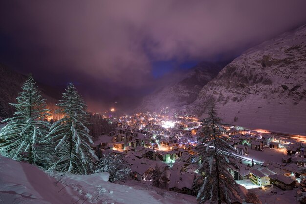 vue aérienne sur la vallée de Zermatt et le sommet du Cervin au crépuscule avec de la neige fraîche en Suisse