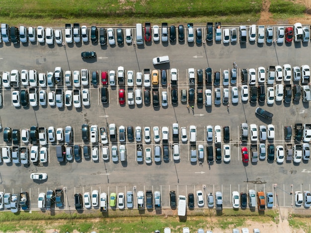 Photo vue aérienne de véhicules au parking du centre commercial