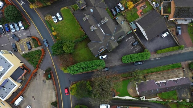 Vue aérienne de véhicules circulant sur les routes de la banlieue d'une ville du Royaume-Uni