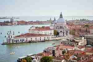 Photo vue aérienne de venise avec l'église santa maria della salute, le grand canal et la mer. vue de campanille de san marco. vénétie, italie. été