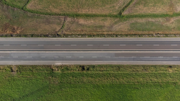 Vue aérienne vers le bas d'une route vide.