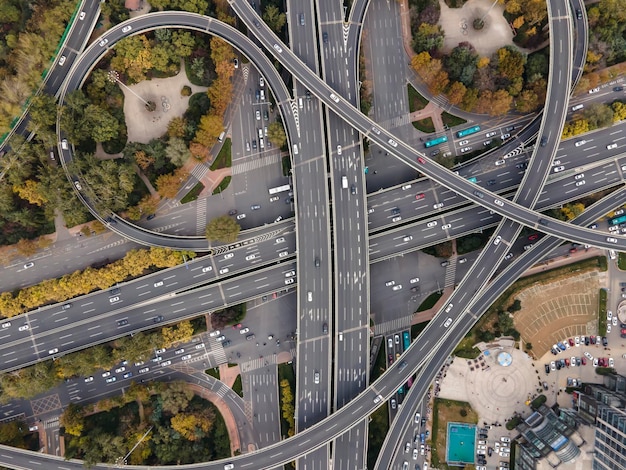 Photo vue aérienne d'un viaduc complexe dans une ville chinoise moderne.