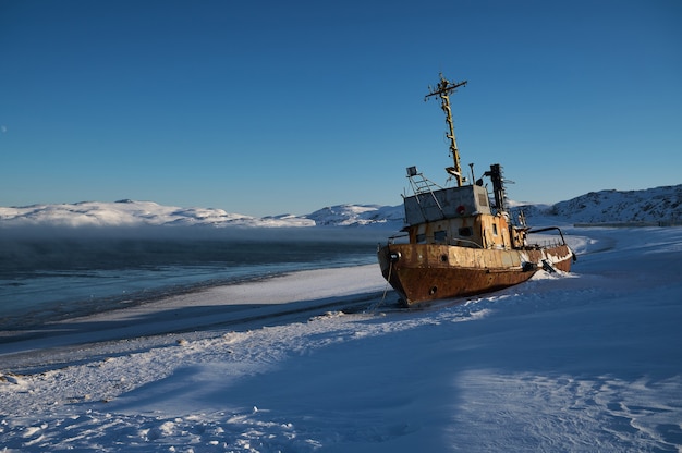 Vue aérienne d'une vieille épave de bateau en bois à l'épave de la plage de la goélette raketa près d'un rivage