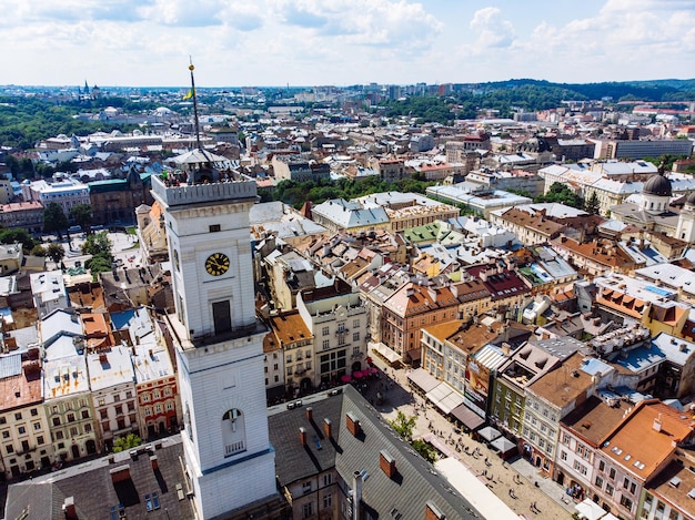 Vue aérienne de la vieille tour de la ville européenne de l'heure d'été de l'hôtel de ville