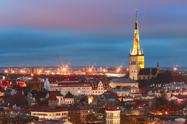 Vue aérienne de la vieille ville au coucher du soleil Tallinn Estonie
