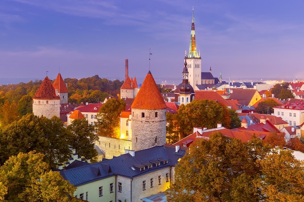 Vue aérienne de la vieille ville au crépuscule Tallinn Estonie