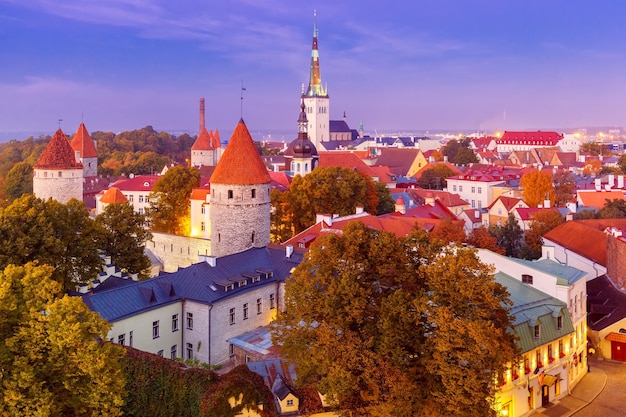 Vue aérienne de la vieille ville au crépuscule Tallinn Estonie