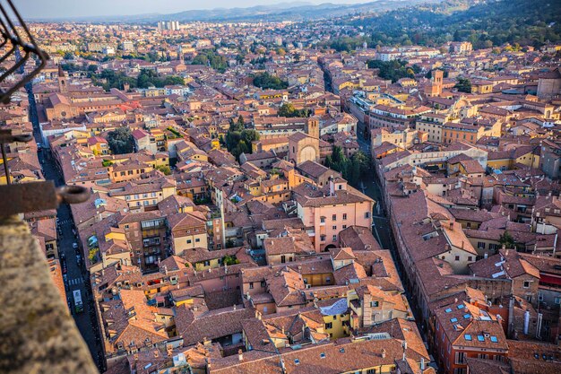 Vue aérienne de la vieille ville de Bologne, toits de tuiles de Bologne. Vue de Bologne depuis la tour, Italie