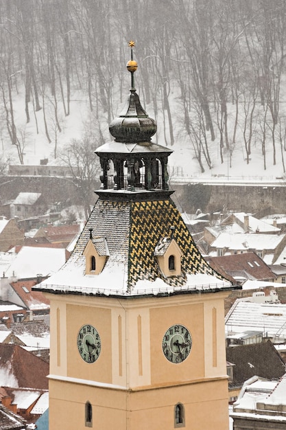 Vue aérienne de la vieille ville de Brasov le jour de l'hiver, Roumanie