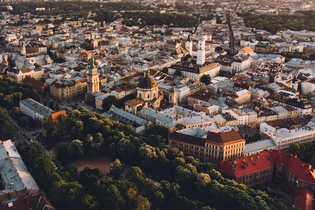 Vue aérienne de la vieille ville européenne au coucher du soleil