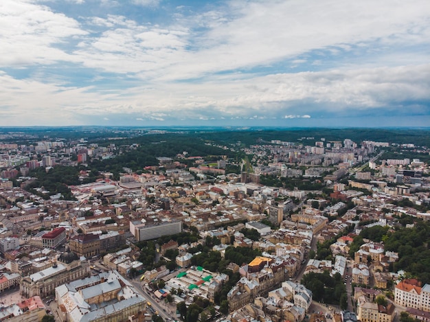 Vue aérienne de la vieille ville européenne aux toits rouges