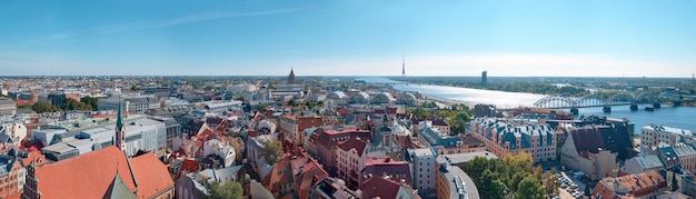 Vue aérienne de la vieille ville de Riga et de la rivière Daugava depuis l'église Saint-Pierre