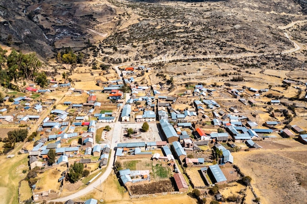 Vue aérienne d'un village des Andes péruviennes