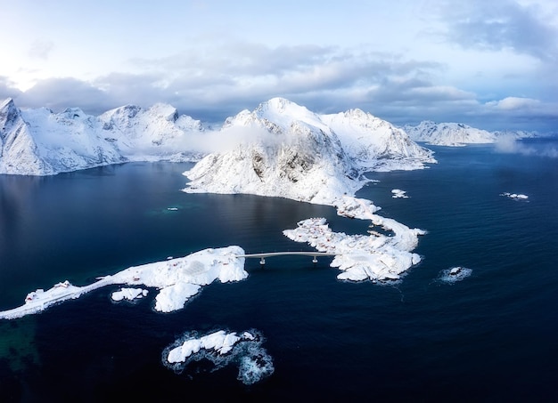 Vue aérienne sur le village de Hamnoy Îles Lofoten Norvège Paysage en hiver pendant l'heure bleue Montagnes et eau Image de voyage