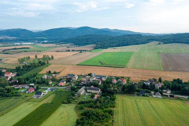 Vue aérienne d'un village polonais parmi les champs