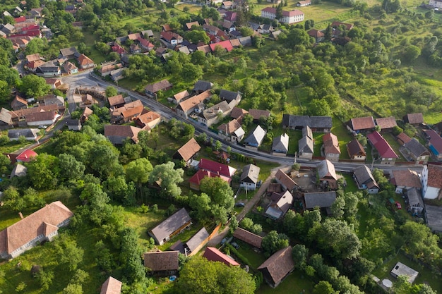 Vue aérienne d'un village de Transylvanie