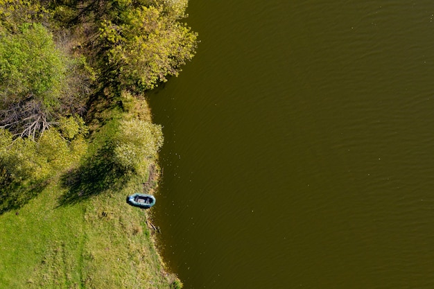 Vue aérienne d'un village typique et d'une rivière