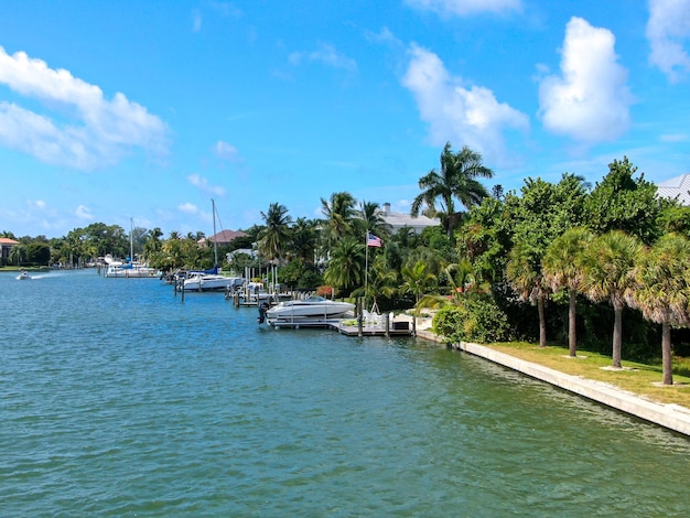 Vue aérienne de villas de luxe et de leur bateau privé à Bay Island à Sarasota Florida USA