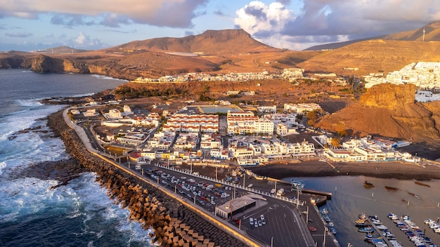 Photo vue aérienne de la ville d'agaete et de son puerto de las nieves au coucher du soleil d'été à gran canaria, en espagne