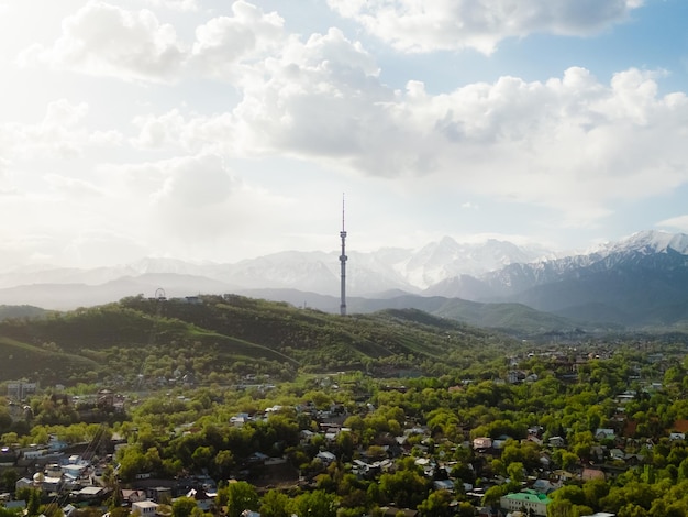 Vue aérienne de la ville d'Almaty avec tour de télévision