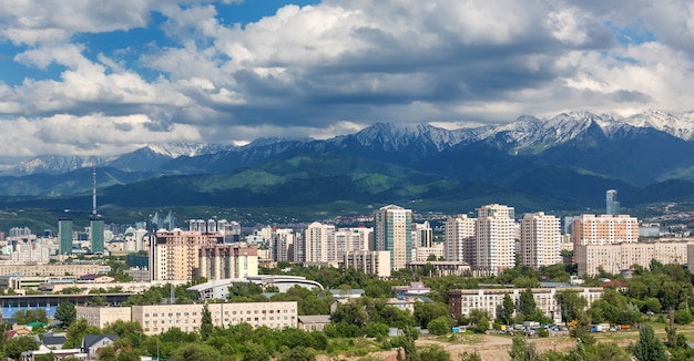 Vue aérienne de la ville d'Almaty