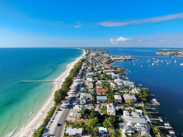 Vue aérienne de la ville d'Anna Maria Island et des plages de l'île-barrière sur la côte du golfe de Floride