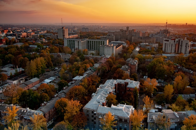 Vue aérienne de la ville au coucher du soleil